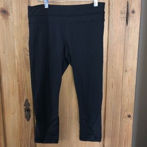 black cropped lululemon leggings